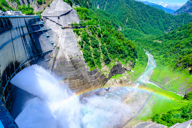 黒部ダムの放水で虹がかかる