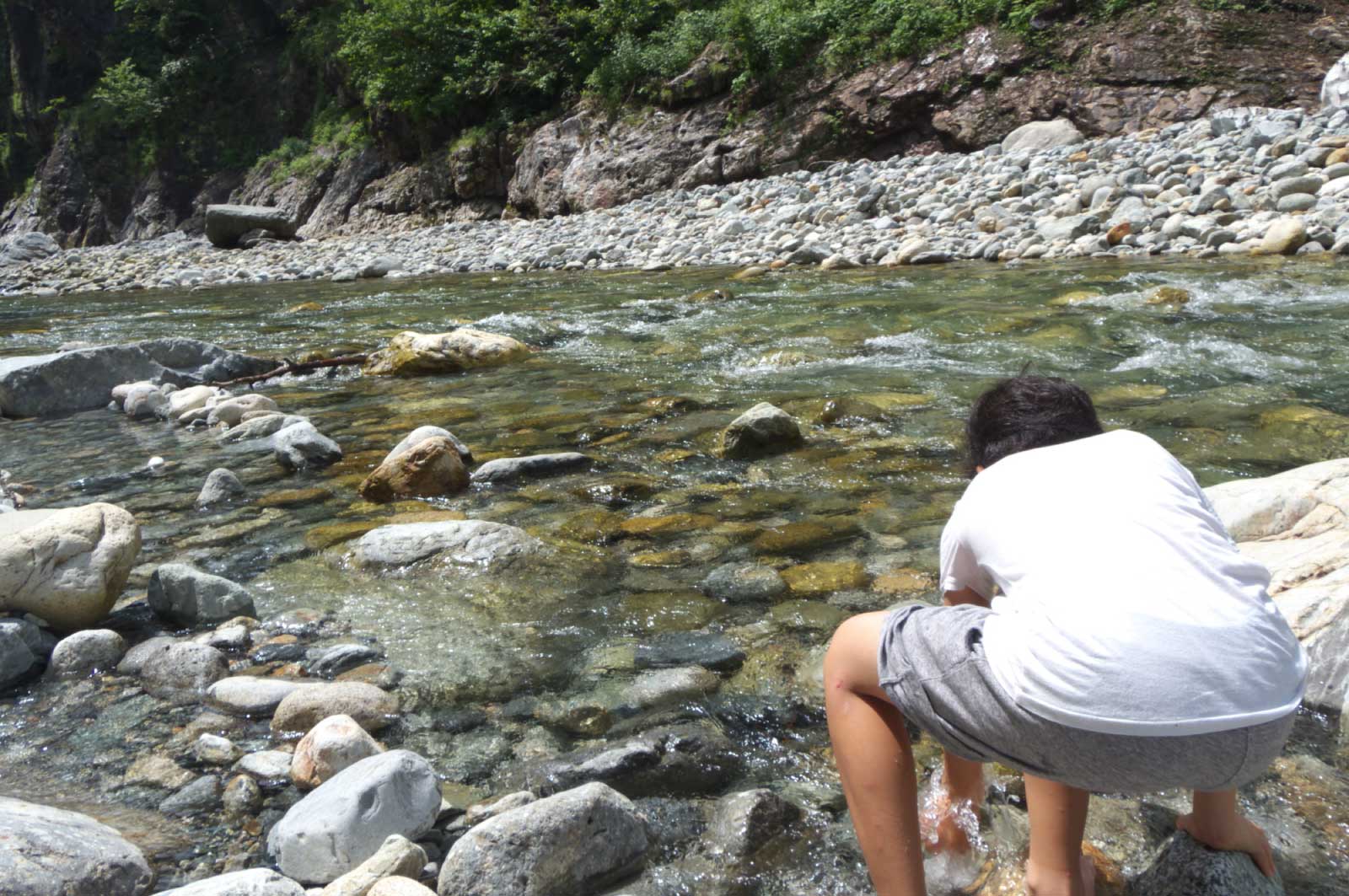 鐘釣温泉（富山）の河原で遊ぶ少年