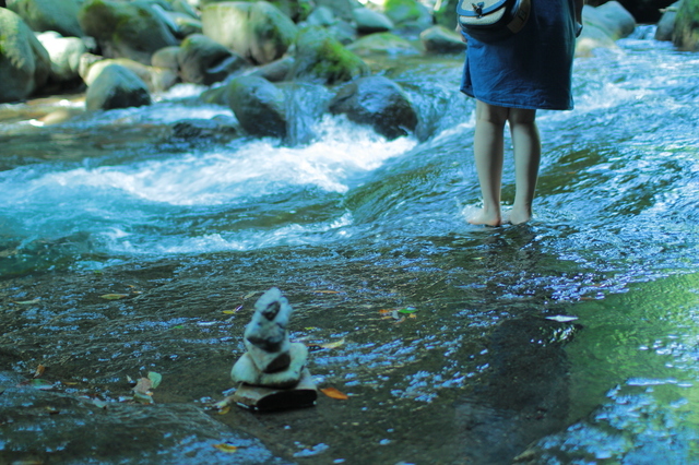 河原で足まで川に入る女性